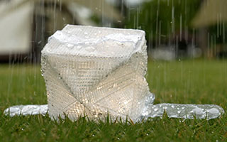 明るさ無段階調光機能!防雨仕様で、突然の雨でも安心です。