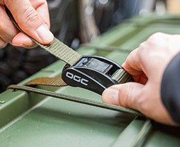 カムバックル式を採用引っ張るだけで締まる