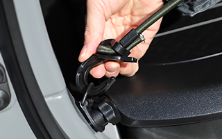 高強度軽量樹脂（フック部）でクルマの塗装面を傷つけない