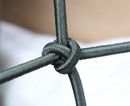 ネットは交差、編み込みで強度アップ