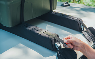 荷物は、6か所の固定ポイントでサイズに合わせてしっかり固定ができます。