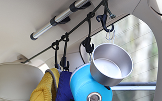 高強度軽量樹脂（フック部）でクルマの塗装面を傷つけない