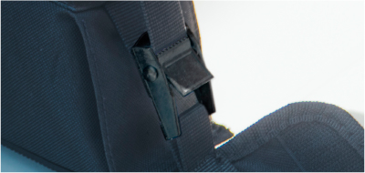 ベルトはカムバックルでしっかり固定。