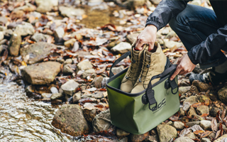 遊びで汚れた衣服やブーツなどを放り込めば、クルマの荷室保護