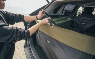 しっかりしたベルトとバックルで荷物をガッチリ固定します