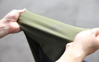 背中があたる箇所に蒸れにくく心地よい「ダブルラッセルメッシュ生地」を採用