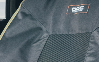 背中があたる箇所に蒸れにくく心地よい「ダブルラッセルメッシュ生地」を採用