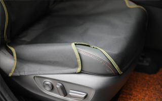 コーナーカット＋アジャストロープでシートにフィットしズレにくい